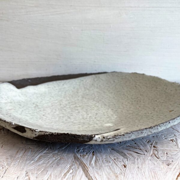 platter-white on black clay-medium